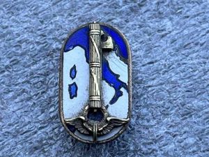 99) Original Unidentified Small WW2 Italian Fascist Enamelled Lapel Badge