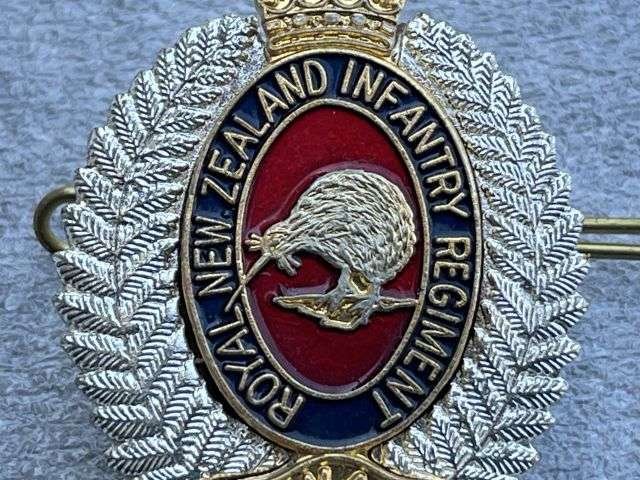 102) Nice Original New Zealand Infantry Regiment Queens Crown Cap Badge — image 3