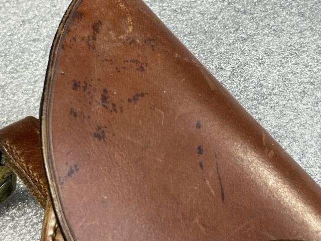 97) Nice Clean Original WW1 WW2 British Army Officers Pistol Holster With Spring Clip Attachments — image 6