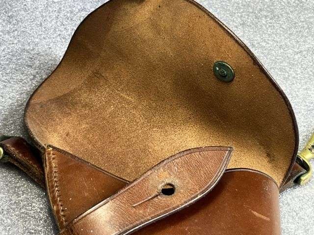 97) Nice Clean Original WW1 WW2 British Army Officers Pistol Holster With Spring Clip Attachments — image 8