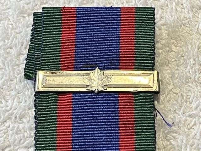 27) Lovely Original WW2 Full Size Canadian Voluntary Service Medal 1939-1945 Un-Named — image 8
