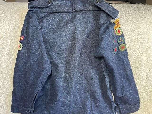 92) Excellent Original 1930s – WW2 Boy Scouts Uniform Shirt 10th Wallington (Holmwood) Surrey Boy Scout Group With 15 Badges — image 3