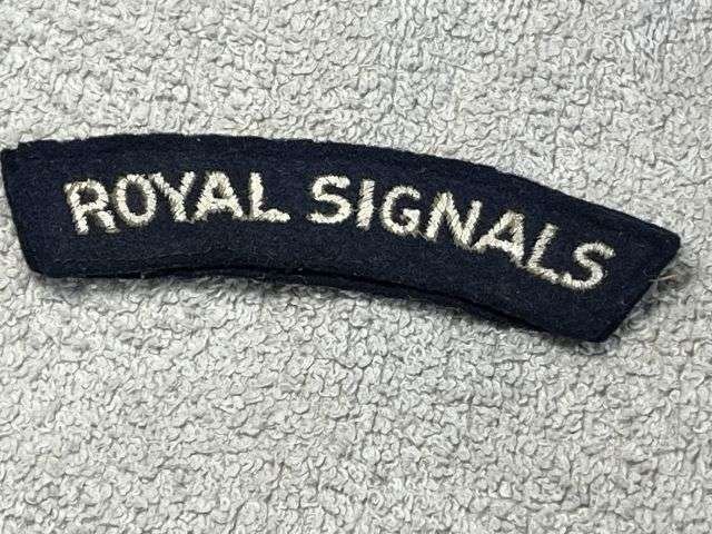 77) Excellent Original WW2 Royal Signals Cloth Shoulder Title Pair — image 3
