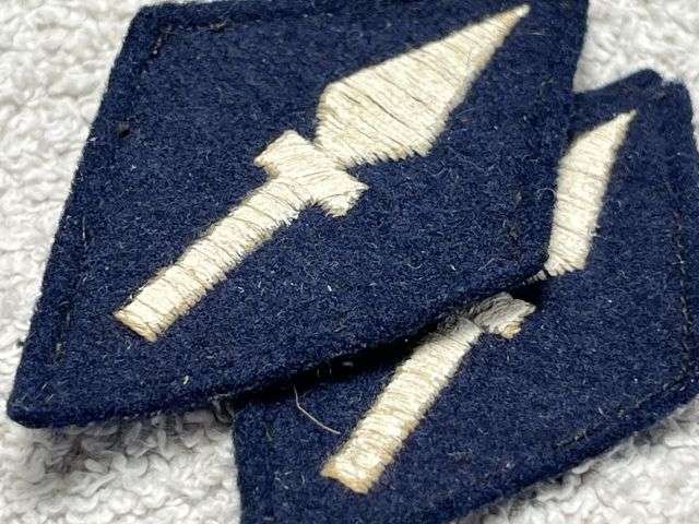 81) Excellent Original WW2 Era Royal Signals 1st Corps Cloth Formation Badge Pair — image 4