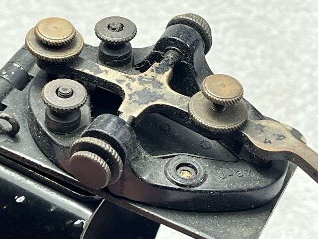 40) Excellent Original WW2 US Military J-37 Morse Key On J-45 Leg Clamp For Use in Tanks, Aircraft, Vehicles Etc — image 3