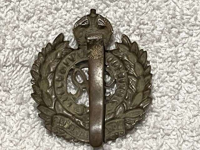 53) Good Original Dirty As Found WW2 Royal Engineers Cap Badge — image 2