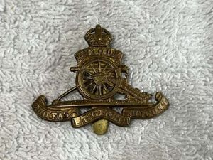 85) Very Nice Original WW2 Royal Artillery Beret Badge