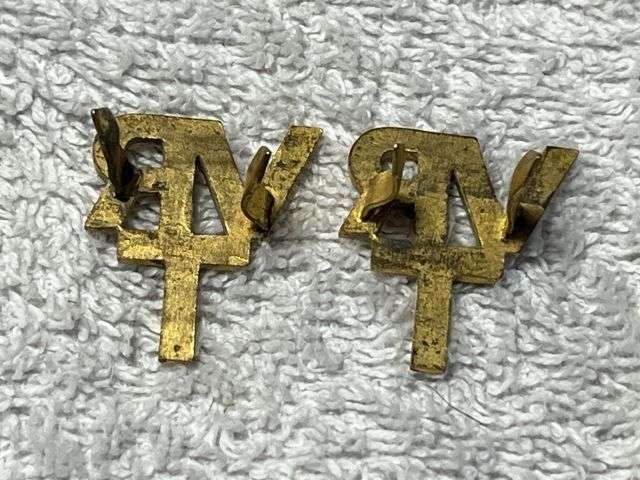 112) Good Original WW2 RAF Voluntary Reserve Training VRT Brass Collar Badge Pair — image 3