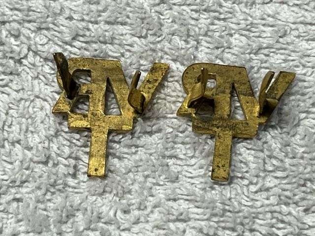 112) Good Original WW2 RAF Voluntary Reserve Training VRT Brass Collar Badge Pair — image 4