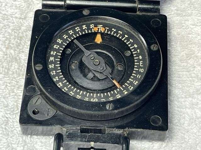 81) Very Nice Near Mint Original WW2 British Army MKI Magnetic Marching Compass in Bakelite — image 4