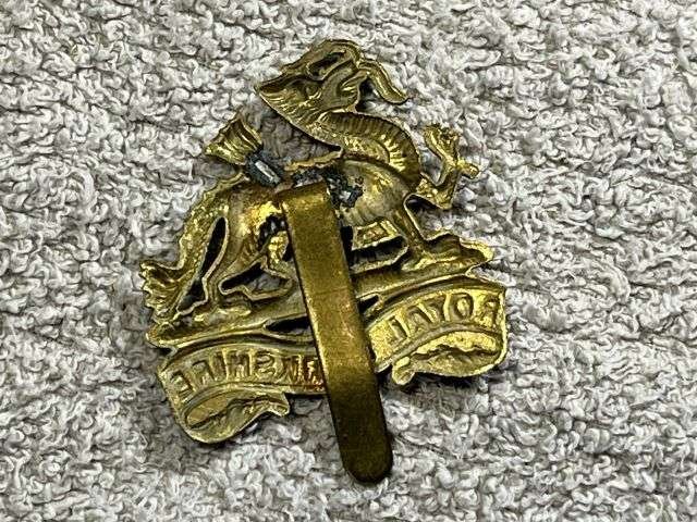 18) Good Original WW1 WW2 Royal Berkshire Regiment Cap Badge — image 2