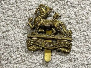 18) Good Original WW1 WW2 Royal Berkshire Regiment Cap Badge