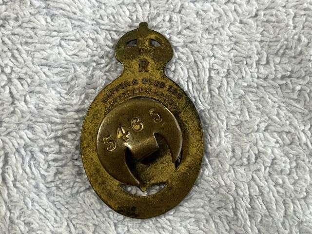 143) Nice Original WW1 Brass On War Service 1915 Lapel Badge — image 2