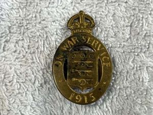 143) Nice Original WW1 Brass On War Service 1915 Lapel …