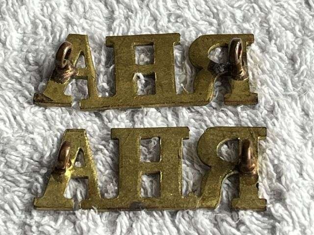 103) Good Original Pair of WW1 Royal Horse Artillery Brass RHA Shoulder Titles — image 2
