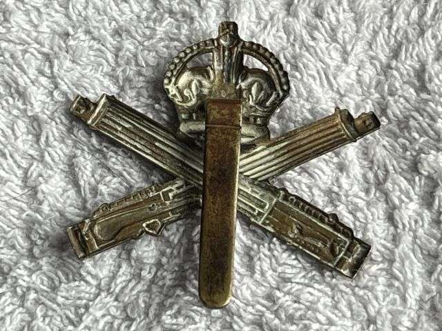 96) Excellent Very Nice Original WW1 Machine Gun Corps Cap Badge — image 2