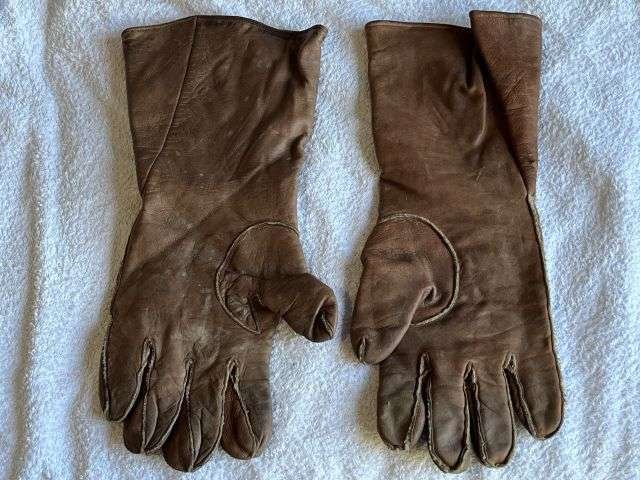50) Excellent Original WW2 RAF Issue Type D Leather Flying Gloves — image 6