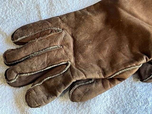 50) Excellent Original WW2 RAF Issue Type D Leather Flying Gloves — image 9