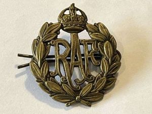 37) Good Original WW2 Cap Badge To The Royal Air …