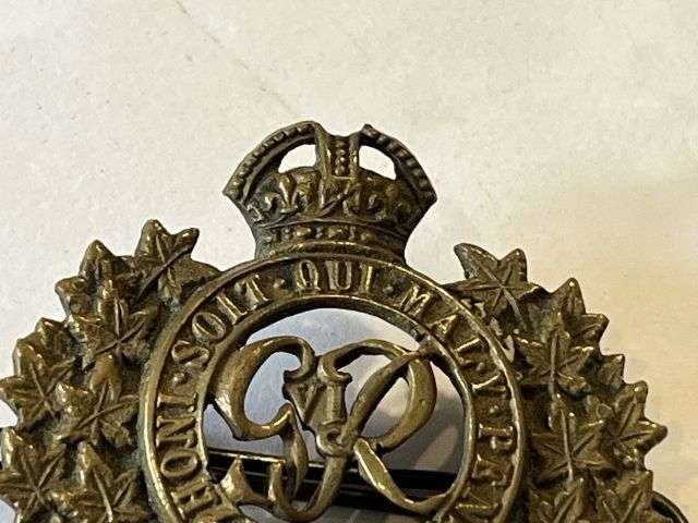 38) Original WW2 Royal Canadian Engineers Cap Badge — image 3