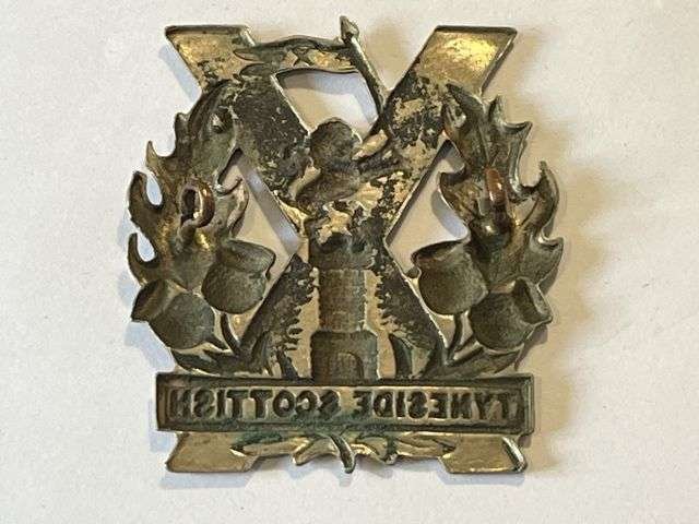 35) Excellent Original WW1 Cap Badge The Tyneside Scottish — image 3