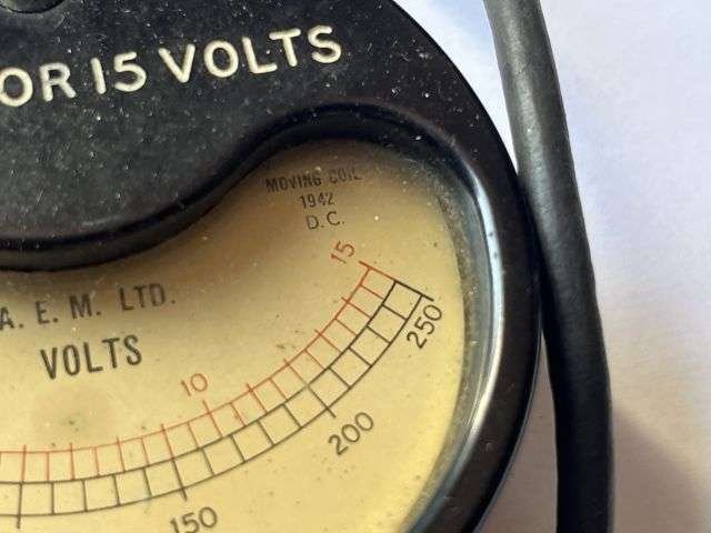 133) Excellent Original WW2 British Voltmeter Pocket 250 Volts No2 Dated 1942 — image 5