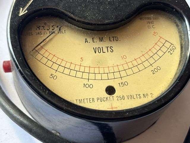 133) Excellent Original WW2 British Voltmeter Pocket 250 Volts No2 Dated 1942 — image 6