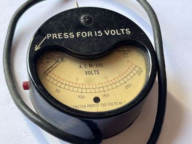 133) Excellent Original WW2 British Voltmeter Pocket 250 Volts No2 Dated 1942 — image 7