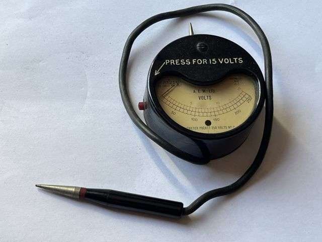 133) Excellent Original WW2 British Voltmeter Pocket 250 Volts No2 Dated 1942 — image 8