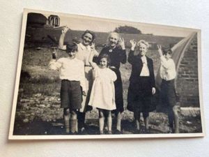 142) Interesting Original WW2 RAF V for Victory Patriotic Group …