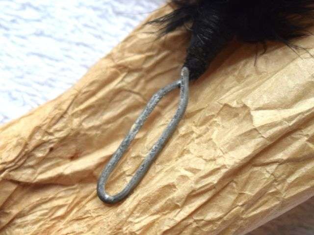 4) Unidentified WW1 WW2 British Army Black & Green Regimental Feather Hackle In Original Wrapping — image 2