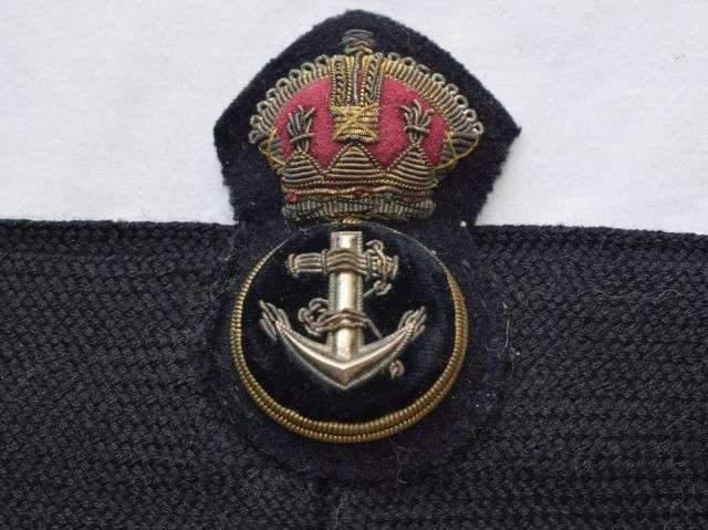 82) Good Original WW1 WW2 Royal Navy Petty Officers Cap Badge & Cap Band — image 4