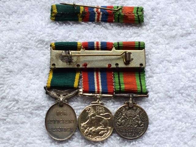 3) Excellent WW2 British Court Mounted Medal Group Defence Medal, War Medal & TEM With Miniatures — image 2