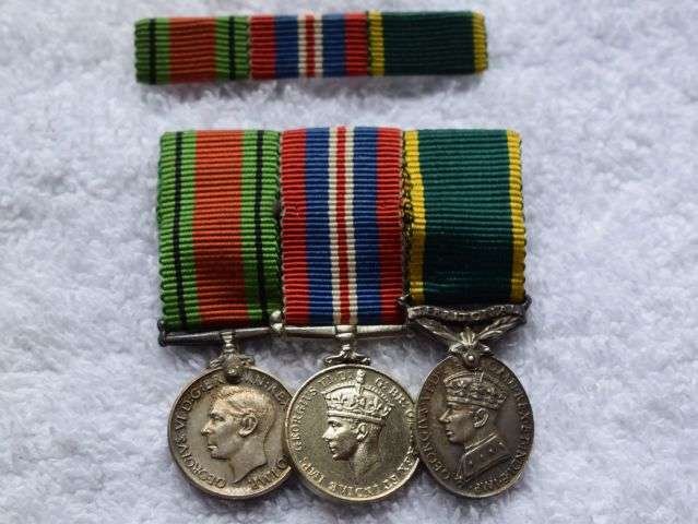 3) Excellent WW2 British Court Mounted Medal Group Defence Medal, War Medal & TEM With Miniatures — image 3