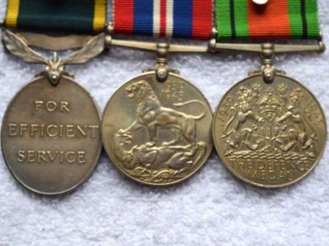 3) Excellent WW2 British Court Mounted Medal Group Defence Medal, War Medal & TEM With Miniatures — image 9