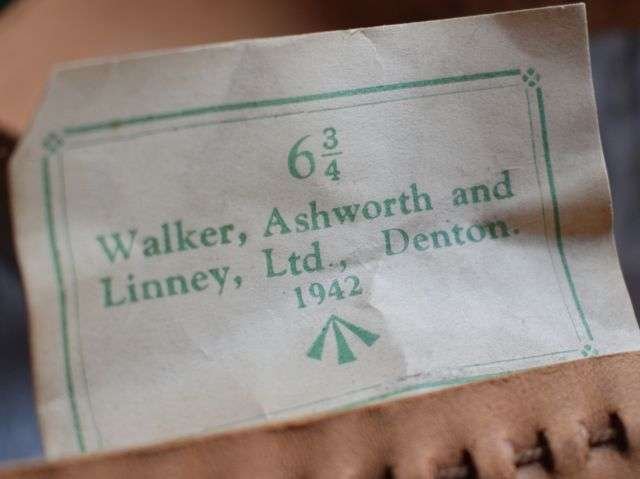 64) Lovely Original WW2 British Military Issue Pith Helmet Dated 1942 — image 4