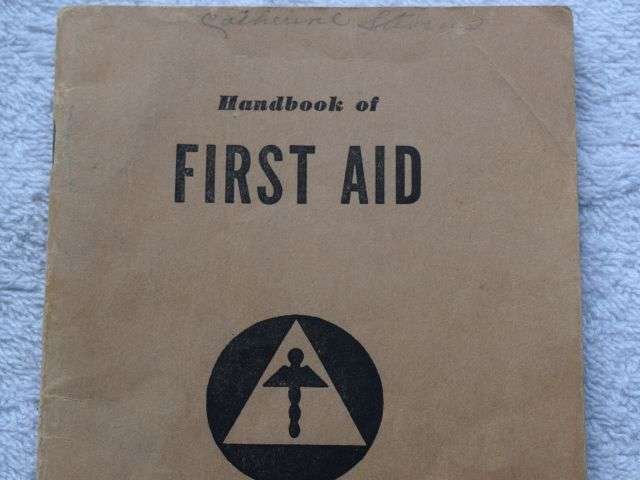 51) Excellent Original WW2 US Civil Defense First Aid Handbook Dated 1942 — image 6