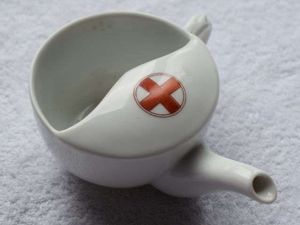 21) Excellent WW1 Era British Hospital Drinking Beaker