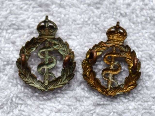 93) Unidentified Original WW1 WW2 RAMC Brass Collar Dogs Pair Without Scroll — image 2