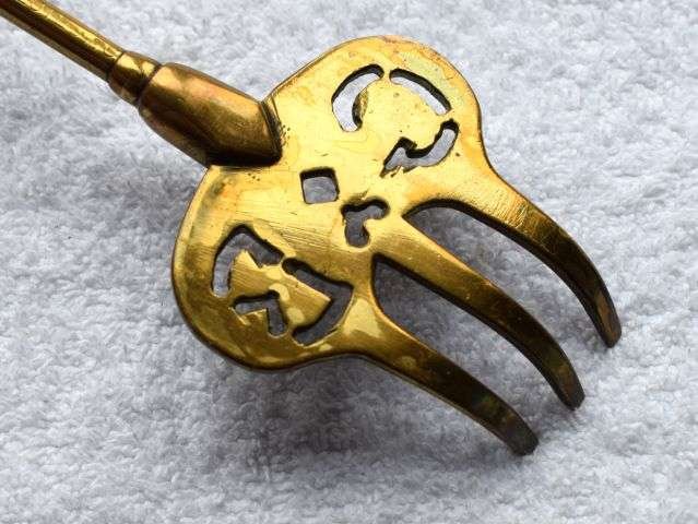 50) Very Nice WW1 WW2 Toasting Fork With The Kings Own Scottish Borderers Badge — image 2