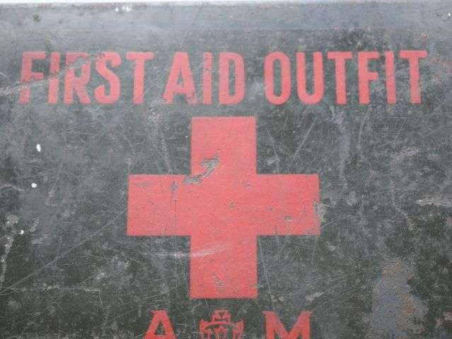 30) Excellent Original WW2 RAF AM Issue Aircraft Dinghy Large First Aid Outfit Tin — image 7