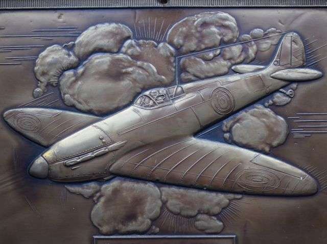 108) Nice Original WW2 RAF Battle of Britain Commerative Wall Plaque Spitfire With Churchill Quote 1941 — image 8