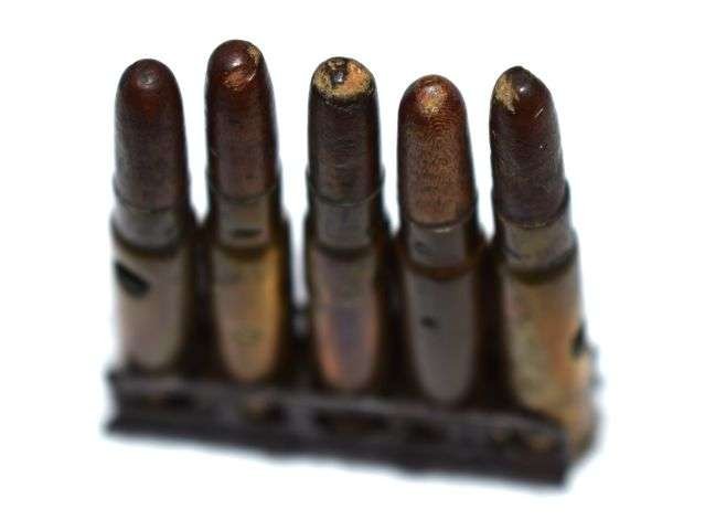 17) Excellent Original WW1 British .303 Stripper Clip & Wooden Headed Drill Rounds — image 2