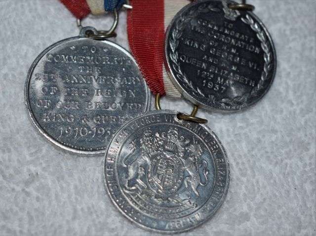 50) Good Original Group of 5 Coronation Medals, GRV, GRVI & ERVIII — image 4