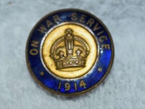 35) Excellent Original WW1 Enamel On War Service 1914 Lapel …