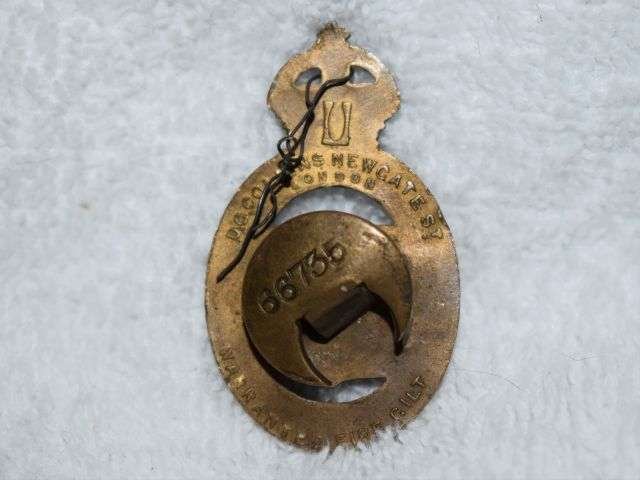 36) Excellent Original WW1 Brass On War Service 1915 Lapel Badge — image 2