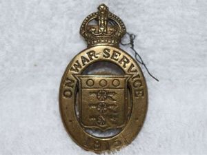 36) Excellent Original WW1 Brass On War Service 1915 Lapel …