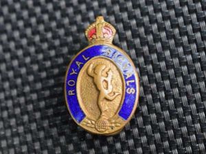 124) Nice WW2 Royal Army Corps of Signals Lapel Badge