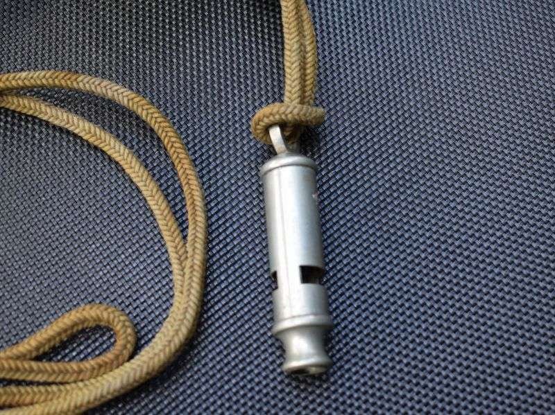 95) Good Original British Army Officers Private Purchase Tube Whistle & Original Khaki Lanyard — image 3