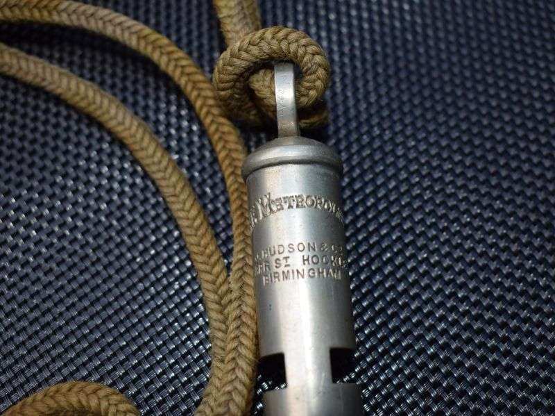 95) Good Original British Army Officers Private Purchase Tube Whistle & Original Khaki Lanyard — image 4